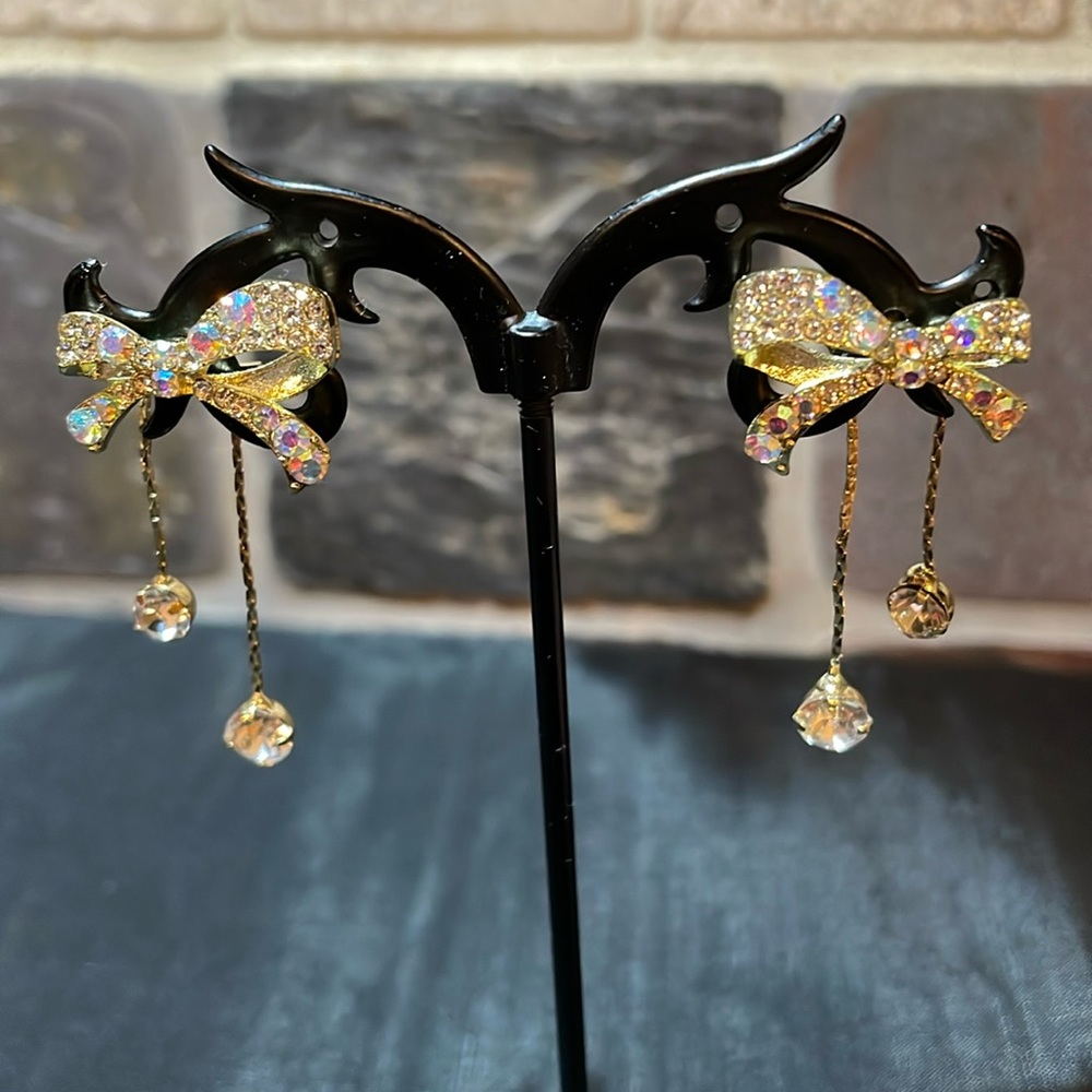 NWT Bow aurora borealis earrings that pick up beautiful color with light
